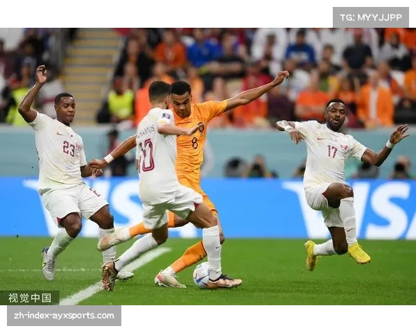 荷兰队德容调度中场 加克波速度反击寻求攻守均衡